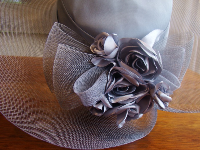 Chapéu em crinol cinza com flores aplicadas.